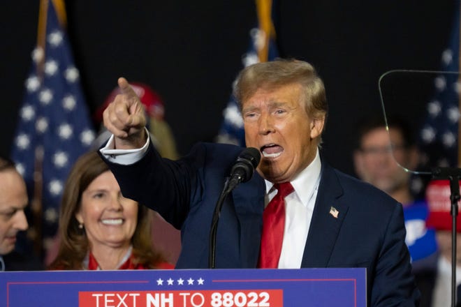 El ex presidente Donald J. Trump habla en un mitin de campaña en SNHU Arena en Manchester, NH, el sábado 20 de enero de 2024, antes de las primarias presidenciales de New Hampshire.